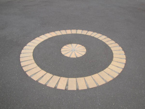 Circular asphalt driveway designs look stunning